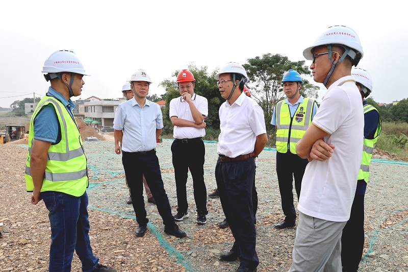 覃炳賢(前排右二)一行到吳大高速機場連接線調研.JPG