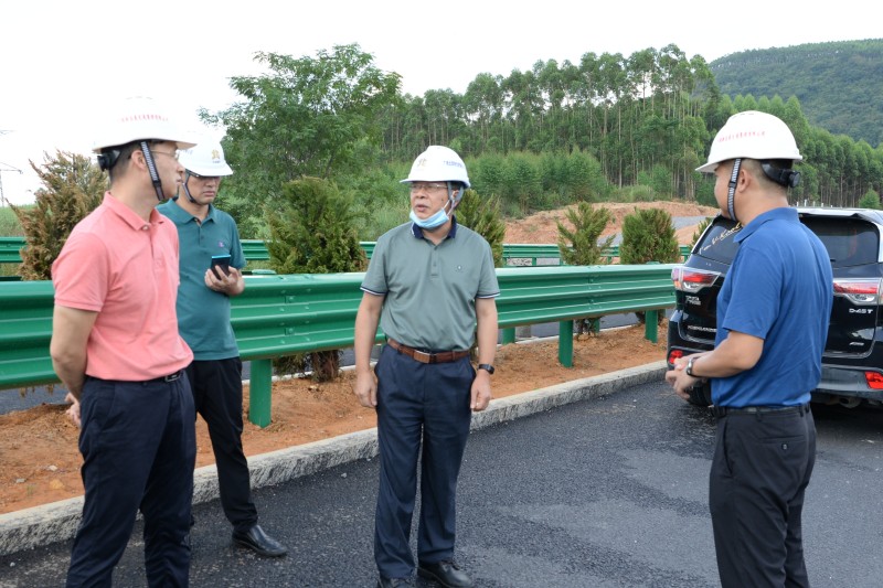 覃炳賢（右二）檢查蒙象來高速沿線交安、綠化工程_副本.jpg