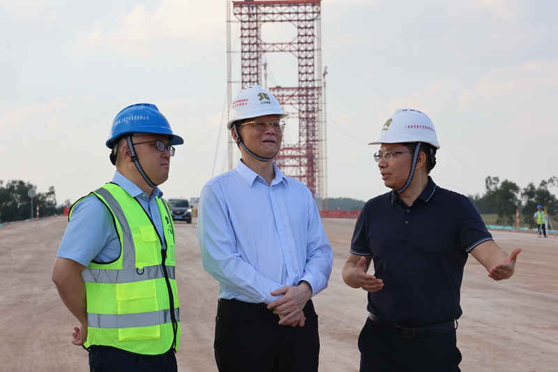 周善雄(中)在武忻高速建設現(xiàn)場調研.jpg